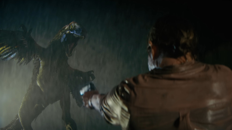 Un raptor cu pene să sară prin aer pregătindu -se să atace în războiul primitiv