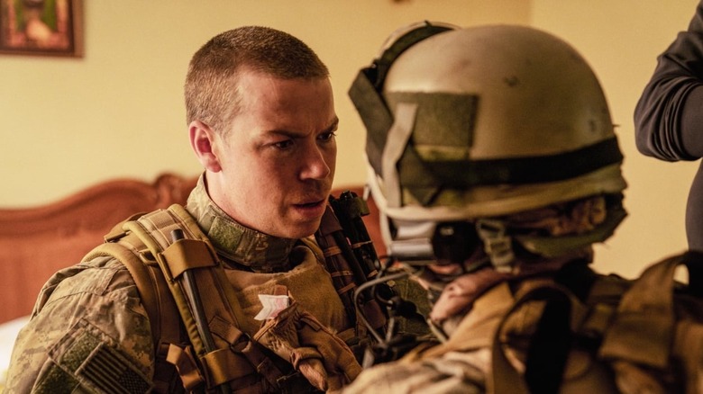 Erik în plin oboseală privind un alt soldat cu îngrijorare în război