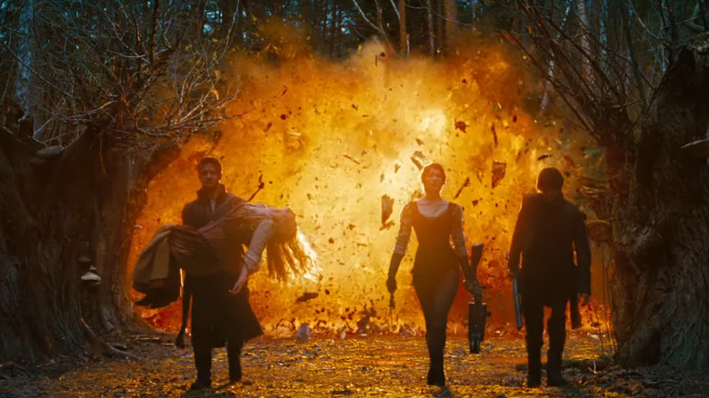 Hansel și Gretel se îndepărtează de o explozie în Hansel & Gretel: Vânători de vrăjitoare