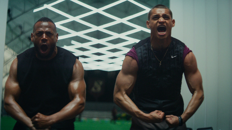 Isaia și Cam țipă în timp ce se flexează în el