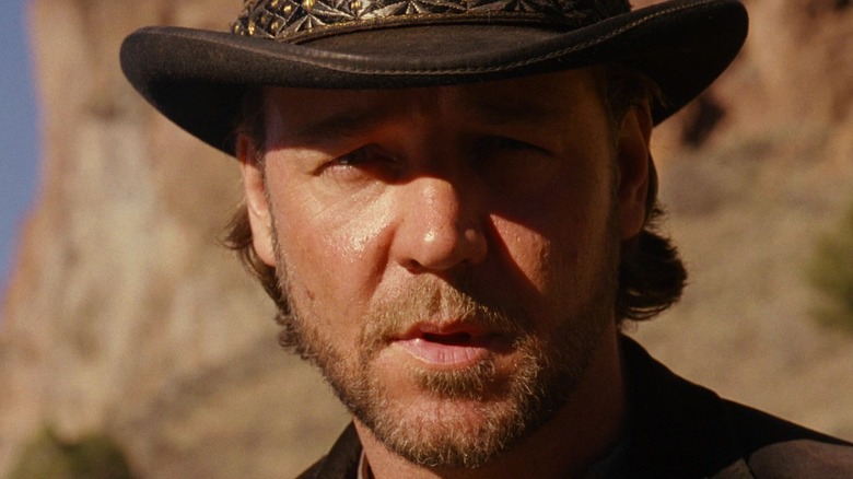 Russell Crowe ca Ben Wade purtând o pălărie și arătând serios în 3:10 la Yuma