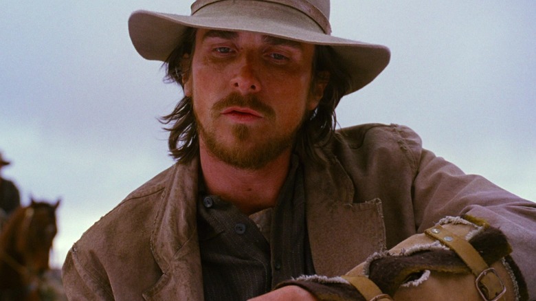Christian Bale ca Dan Evans purtând o pălărie de cowboy în 3:10 la Yuma