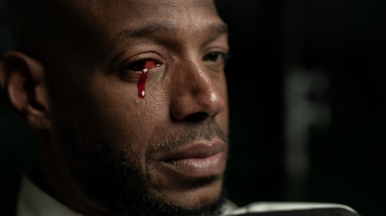 Isaia alb plângând o lacrimă de sânge în el