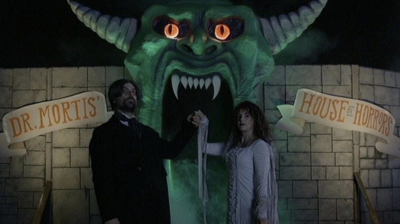 Intrarea în Casa de Horrors a Dr. Mortis în V/H/S/Halloween