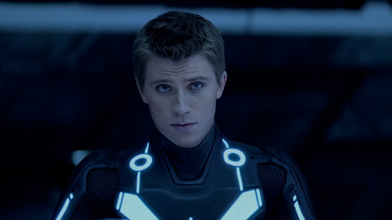 Sam Flynn arătând confuz în Tron: moștenire