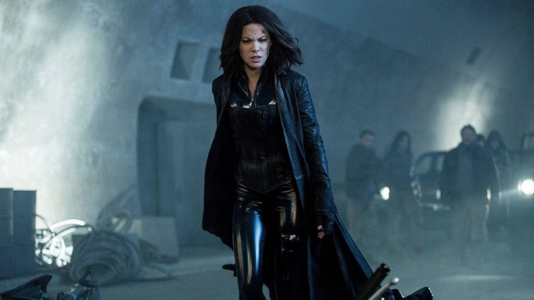 Selene mergând până la o motocicletă în lumea interlopă