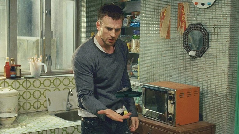 Nick levitează o armă cu mintea în apăsare