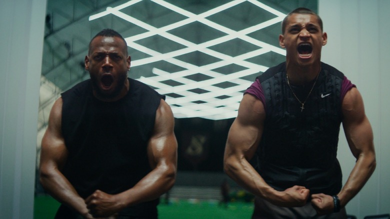 Marlon Wayans ca Isaia White și Tyriq se ofilează în timp ce Cameron Cade își flexează mușchii și lăsând un țipăt în timp ce se antrenează în el