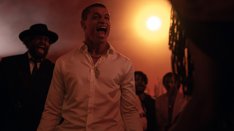 Tyriq se ofilește în timp ce Cameron Cade urlând în angoasă în timp ce este înconjurat de figuri umbrite în el