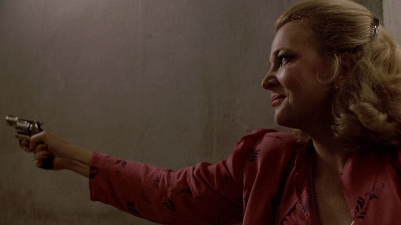 Gena Rowlands ca Gloria care a purtat o armă în Gloria (1980)