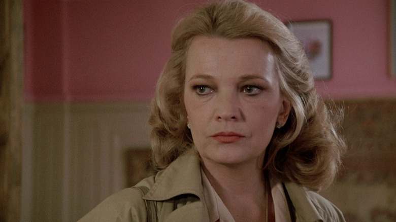Gena Rowlands ca Gloria arătând serios în Gloria (1980)
