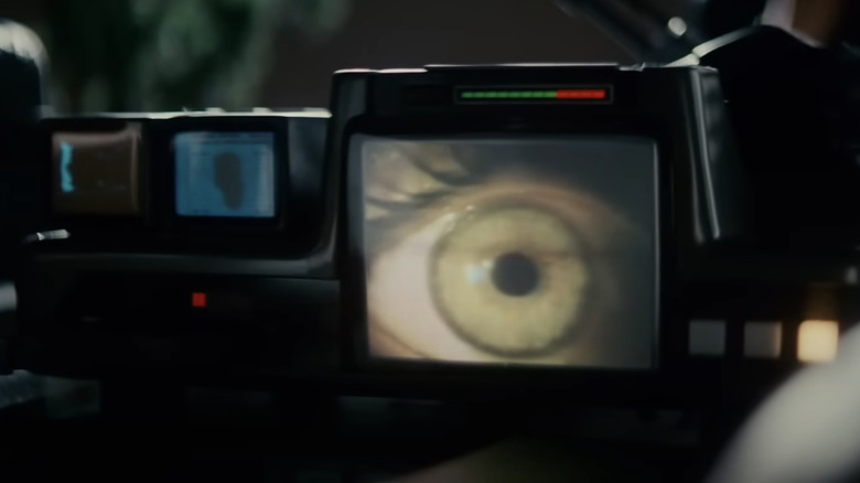 Testul Voight-Kampff stă pe o masă în Blade Runner