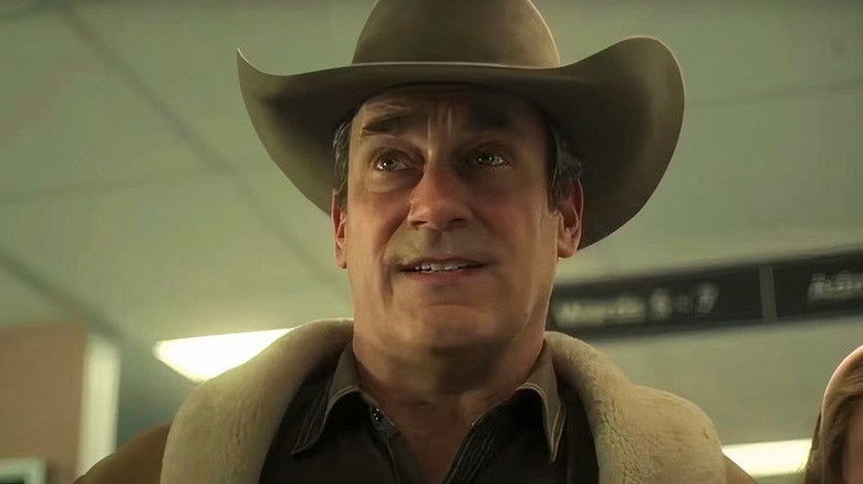 Monty Miller purtând o pălărie de cowboy pe 