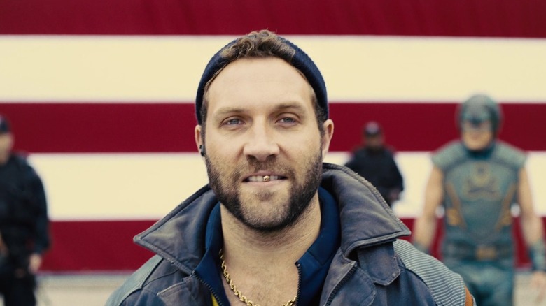 Căpitanul Boomerang zâmbind în echipa de sinucidere