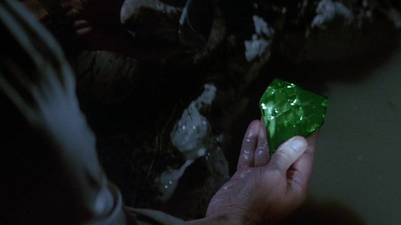 Michael Douglas ca Jack deține un smarald verde în romantarea pietrei