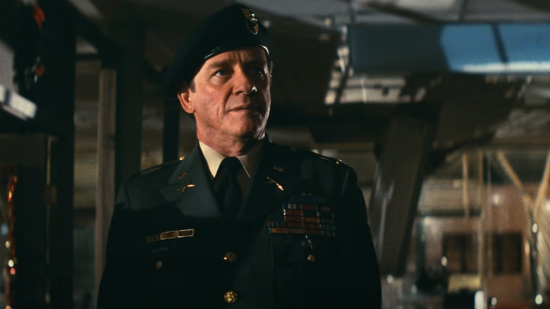 Colonelul Samuel R. Trautman al lui Richard Crenna se află într -o cameră întunecată în First Blood