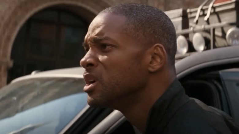 Dr. Robert Neville al lui Will Smith privește la distanță în I Am Legend