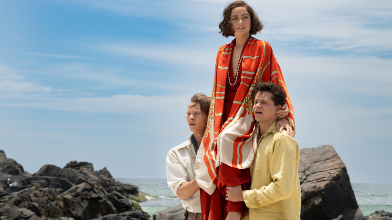 Ana de Armas în timp ce baroneasa Eloise Bosquet de Wagner Wehrhorn a purtat pe umerii lui Felix Kammerer în rolul lui Rudolph Lorenz și Toby Wallace ca Robert Phillipson în Eden