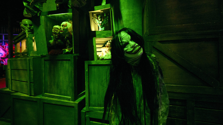 Un monstru zâmbitor înfiorător rătăcește sălile de la Universal Horror dezlănțuit