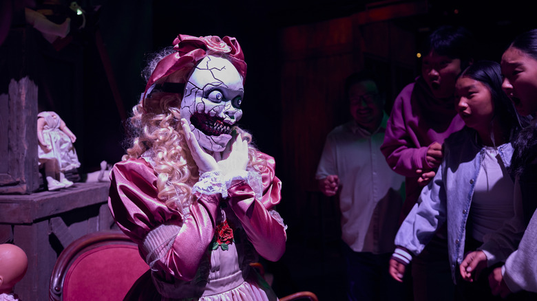 Un monstru demonic de păpuși amenință mulțimile de la Universal Horror dezlănțuit