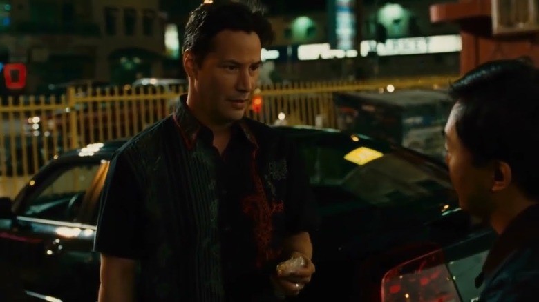 Keanu Reeves ca detectiv Tom Ludlow stând lângă o mașină din Street Kings