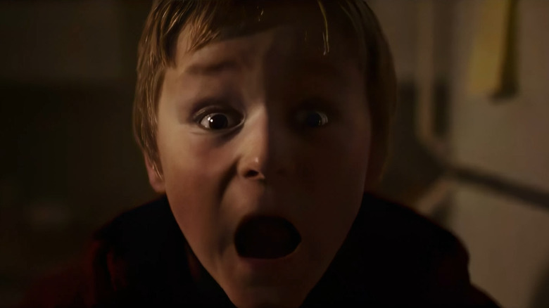 O apropiere a tânărului Billy care țipă în timp ce urmărește este bunicul să moară în noaptea tăcută, Deadly Night (2025)