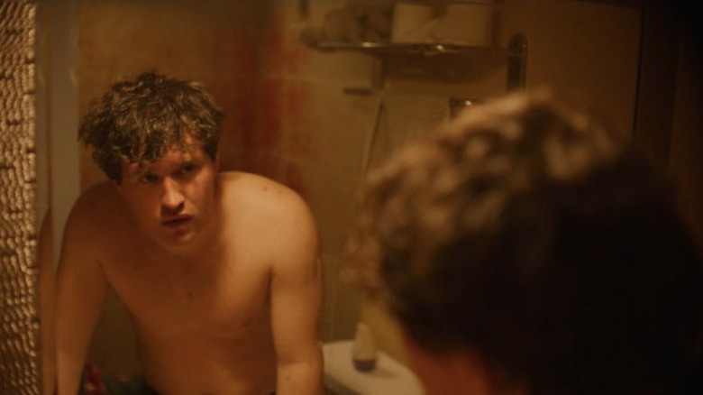 Rohan Campbell în timp ce Billy se uită la el în oglindă în noaptea tăcută, Deadly Night (2025)