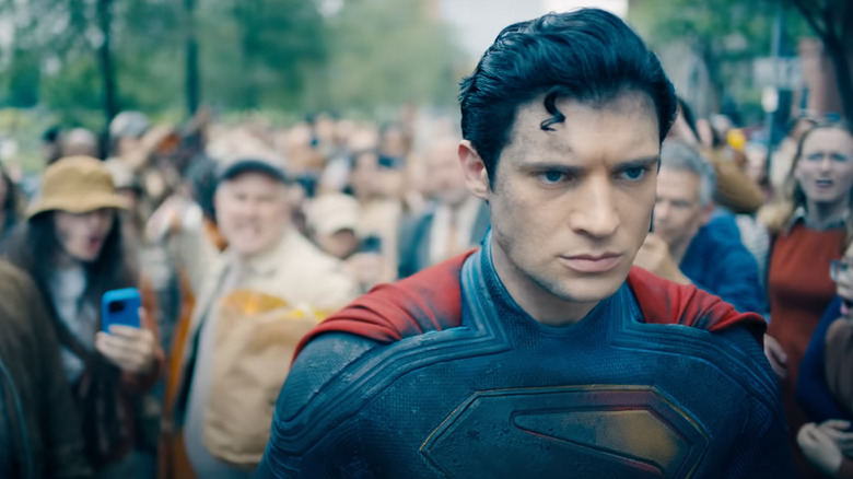 David Corenswet în rolul lui Superman trecând printr -o mulțime furioasă în Superman