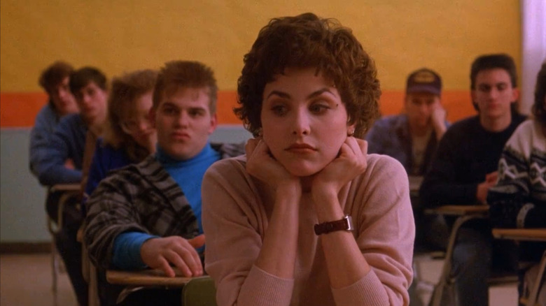 Audrey stând plictisit în clasă în Twin Peaks