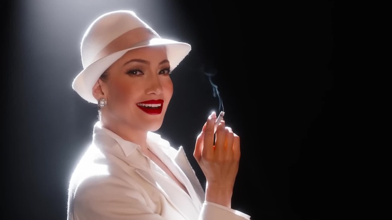 Jennifer Lopez este aglow cu o țigară în sărutul femeii păianjen