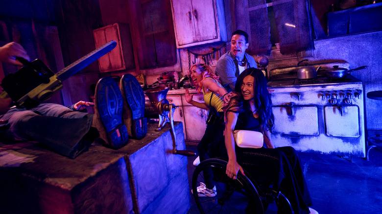 Un grup care a fost terorizat de cineva cu un lanț în groază dezlănțuit