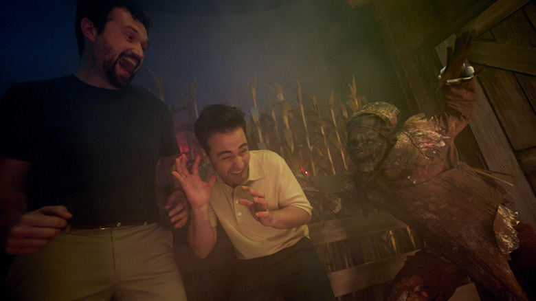 Două persoane fiind terorizate de un monstru în groază dezlănțuit