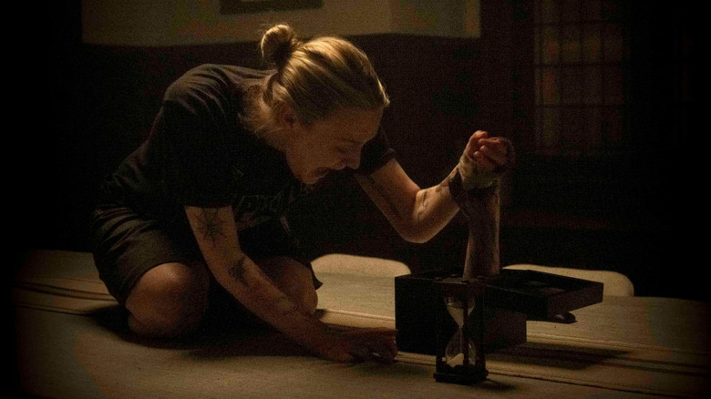 Dakota fanning în timp ce Polly a luat mâna apucată din cutie în vicios