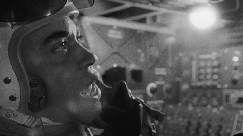Primul locotenent Lothar Zogg primește un mesaj prin CRM 114 în Dr. Strangelove