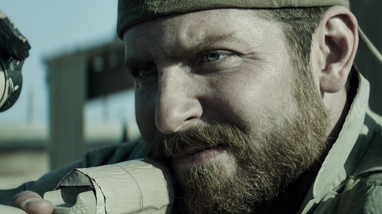 Bradley Cooper aliniază o lovitură de ucidere ca Chris Kyle în American Sniper