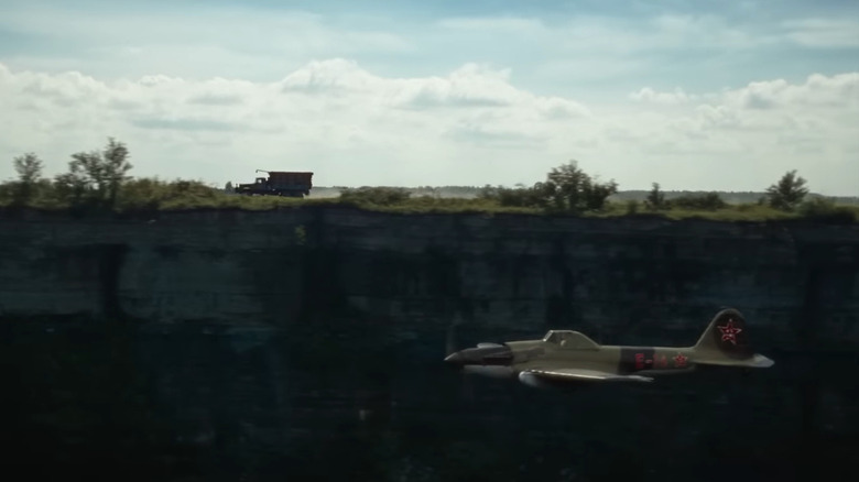 Un camion fiind urmărit de un avion în Sisu: drum spre răzbunare