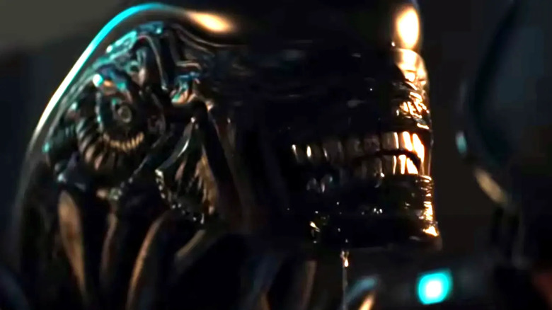 Un xenomorph zâmbește mare pentru aparatul foto din Alien: Pământ
