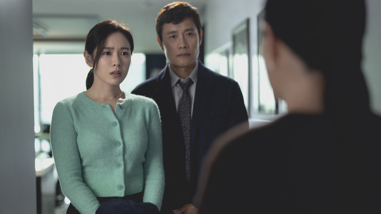 Lee Byung-hun ca om-soo și fiul ye-jin ca mi-ri în picioare lângă o ușă cu expresii preocupate în altă alegere