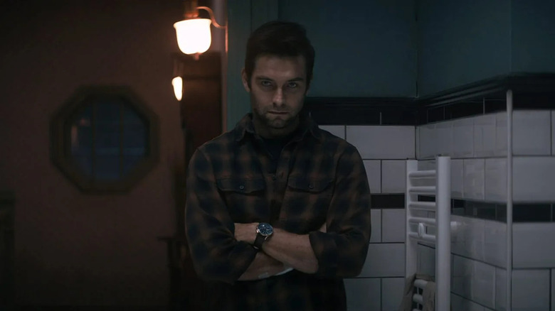 Antony Starr se uită amenințător ca Mark în Cobweb