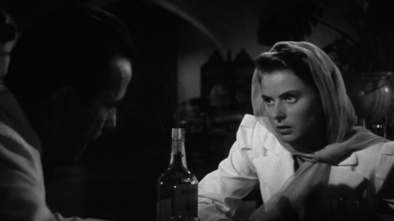 Humphrey Bogart ca Rick Blaine și Ingrid Bergman în rolul lui Ilsa Lund chat singur în Casablanca