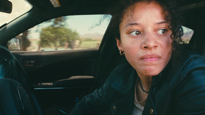 Chase Infiniti ca Willa arătând cu înverșunare într -o luptă după alta