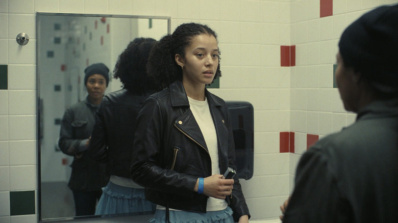 DeAndra confruntă -l pe Willa într -o baie de școală într -o luptă după alta