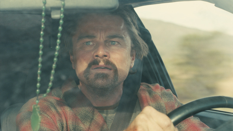 Bob Ferguson arătând neliniștit în timp ce mergea pe un drum deșert într -o luptă după alta