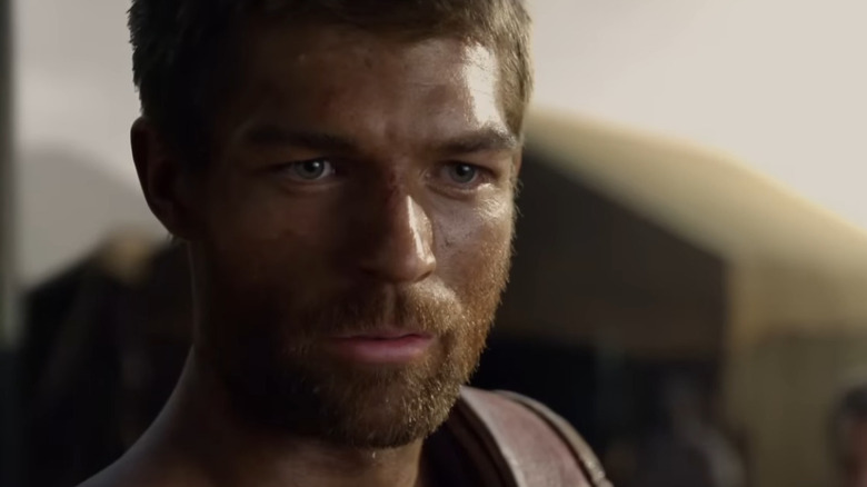 Un prim-plan al lui Liam McIntyre ca Spartacus în Spartacus: sânge și nisip