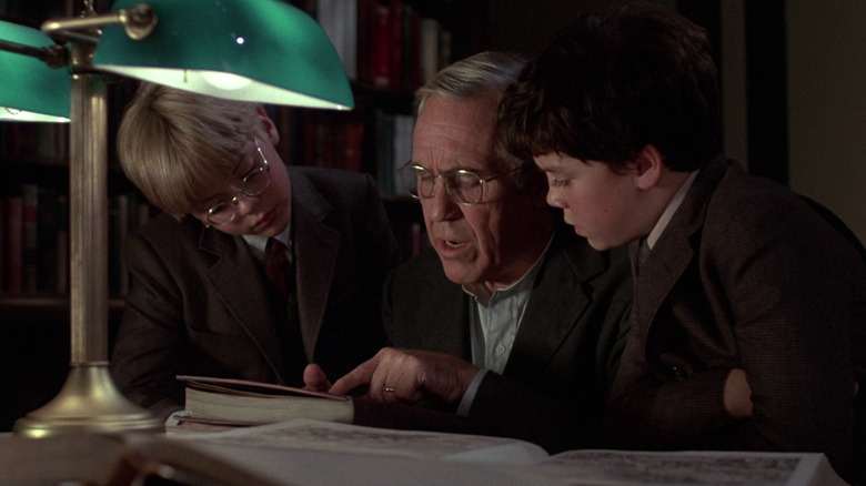 Will, Charles și Jim se toarnă peste o carte în ceva rău în acest fel vine