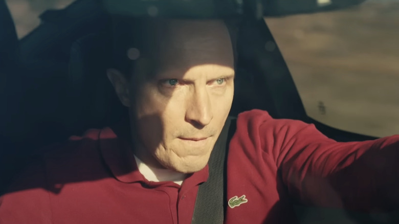 Tim Smith (John Hoogenonakker) conducând prin deșert într -o luptă după altul