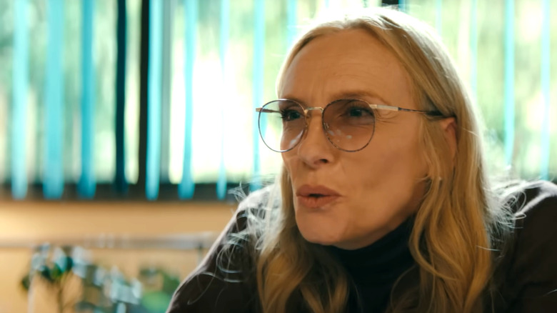 Wayward, Evelyn vorbind în biroul ei