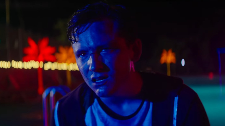 Luke s -a scăldat cu lumină albastră la piscina parcului de remorci din străini: pradă noaptea