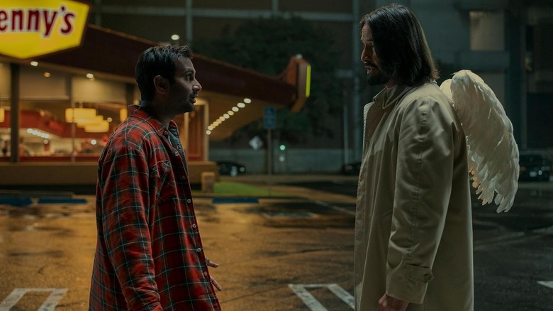 Aziz Ansari în rolul lui Arj în fața lui Keanu Reeves ca Gabriel lângă un Denny în noroc