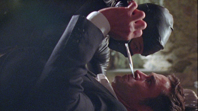 Serpentik încearcă să -l înjunghie pe John Diman cu un cuțit în reflecție într -un diamant mort